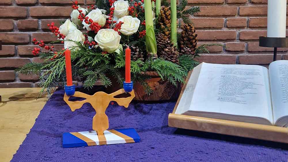 Auf dem Altar der Kirche im baden-württembergischen Neuried steht der Kerzenständer, der die Form einer Gebärmutter hat