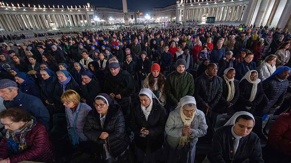 Auf dem Petersplatz hören die Menschen die Nachricht von Papst Franziskus