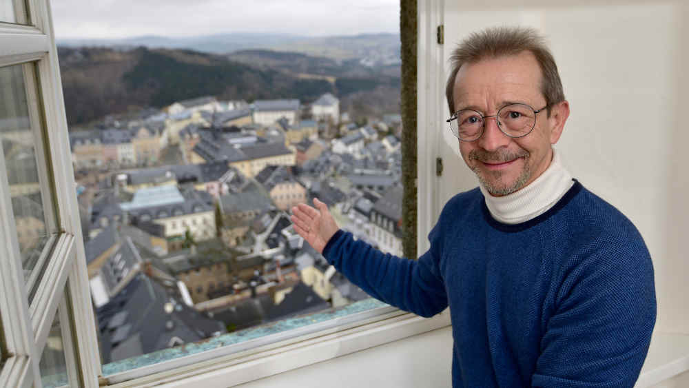 Seit 26 Jahren lebt der gebürtige Erzgebirger mit seiner Ehefrau im achteckigen Turm der St. Annenkirche