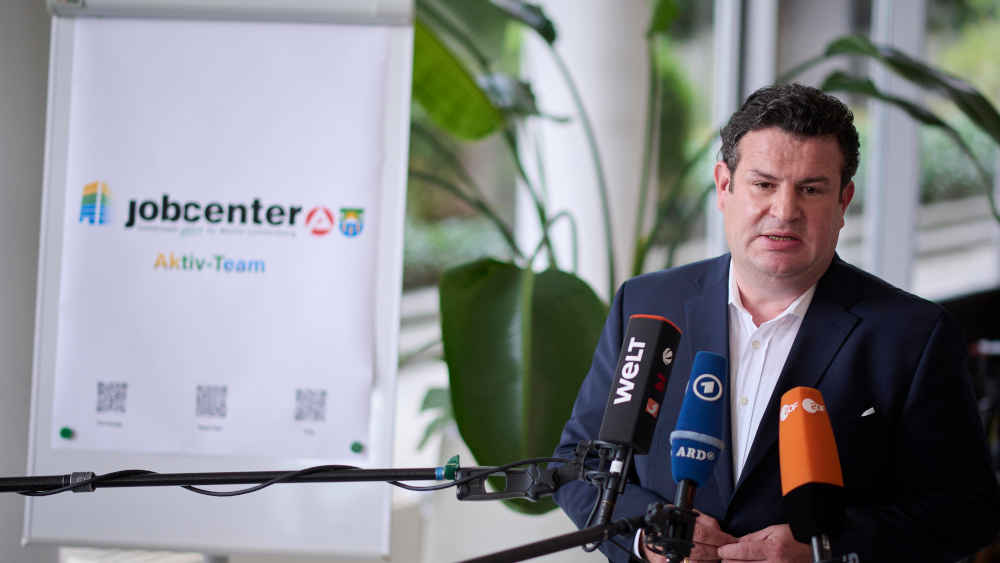 Die Jobcenter stecken offenbar mehr Geld in ihre Verwaltung als in die Vermittlung von Arbeitslosen