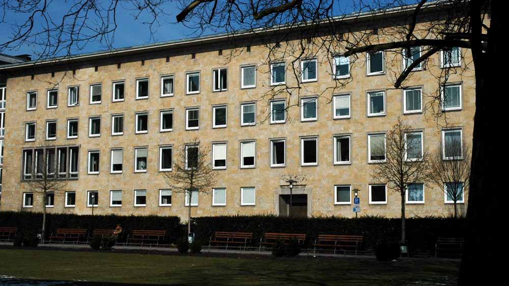 Von welchen Grundsätzen lässt sich die Kirche leiten? Welche Rolle spielt Macht – und wie soll sie ausgeübt werden? Das Bild zeigt das Landeskirchenamt in Bielefeld