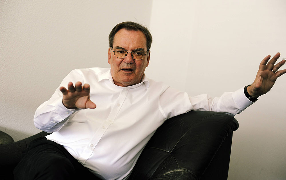 Ökonom Rudolf Hickel warnt vor Sozialabbau durch Feiertagsstreichung und plädiert für kreditfinanzierte Investitionen in Infrastruktur und Verteidigung