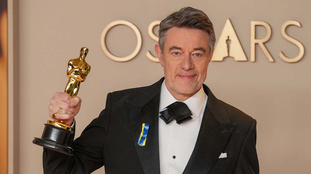 Peter Straughan feiert seinen Oscar für das beste adaptierte Drehbuch