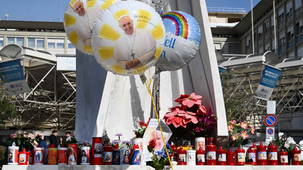 Menschen nehmen vor dem Gemelli-Krankenhaus Anteil, in dem Papst Franziskus wegen einer Lungenentzündung liegt