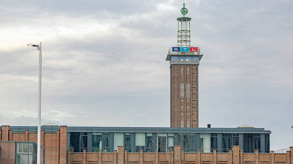 Die RTL Group meldet stabile Umsätze für 2024, verzeichnet jedoch einen Rückgang beim Gewinn. Das Streaming-Geschäft soll bis 2026 profitabel werden