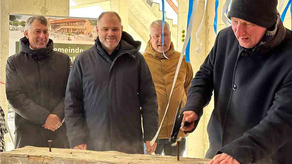 Pastor Albrecht Mantei (rechts) beim Versenken des Nagels aus der Kirche St. Nikolai