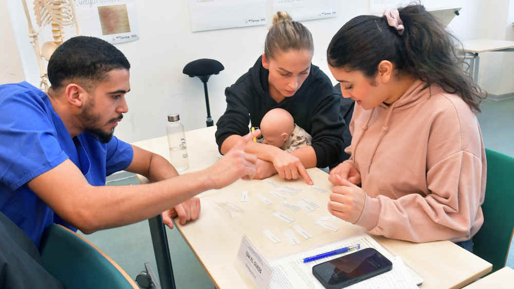 In Neustadt an der Weinstraße werden ausländische Pflegeschüler auf den Beruf vorbereitet