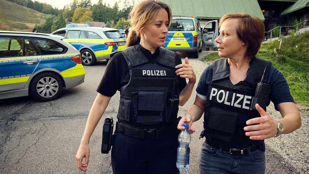 Steffi (Lucia Schulz, li.) berichtet Franziska Tobler (Eva Löbau) von der Aufregung, die der Todesfall in der Bergbahn ausgelöst hat