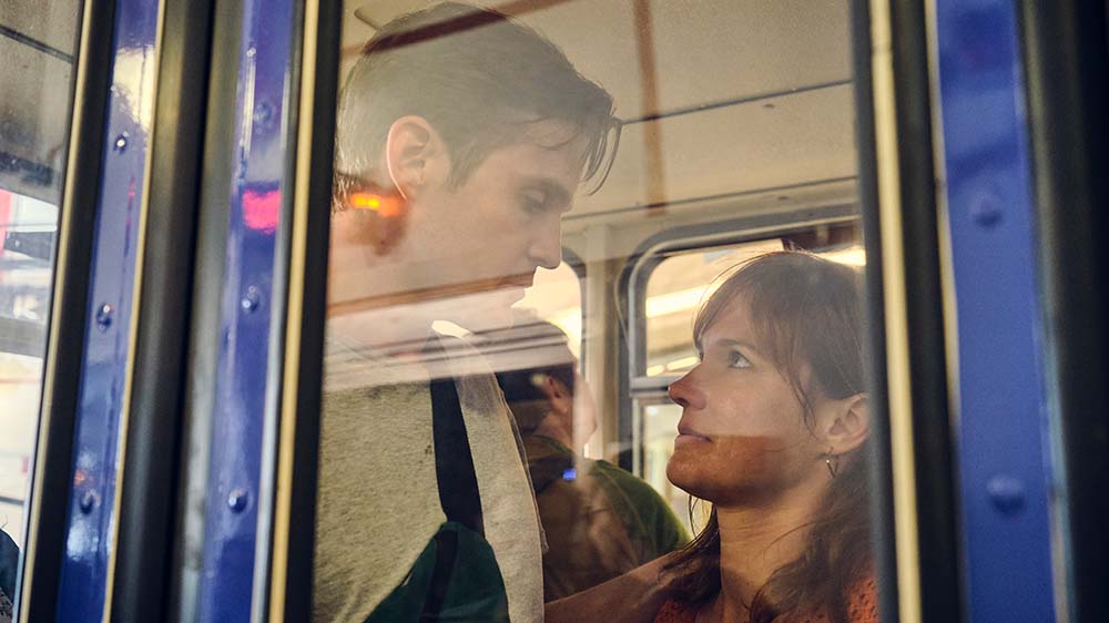 Sven (Benjamin Lillie) versucht, die schwangere Nina (Pina Bergemann) zu beruhigen