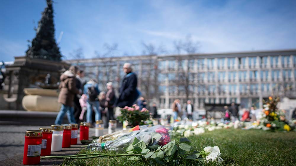 Blumen und Kerzen am Paradeplatz in Mannheim