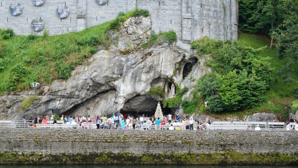u viele Helfer, zu wenige Pilger. Die Nachfrage nach Unterstützung bleibt hinter dem Angebot im französischen Wallfahrtsort zurück