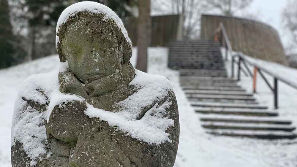 Die "Frierende" von Künstler Rudolf Leptien auf dem Friedhof Golm