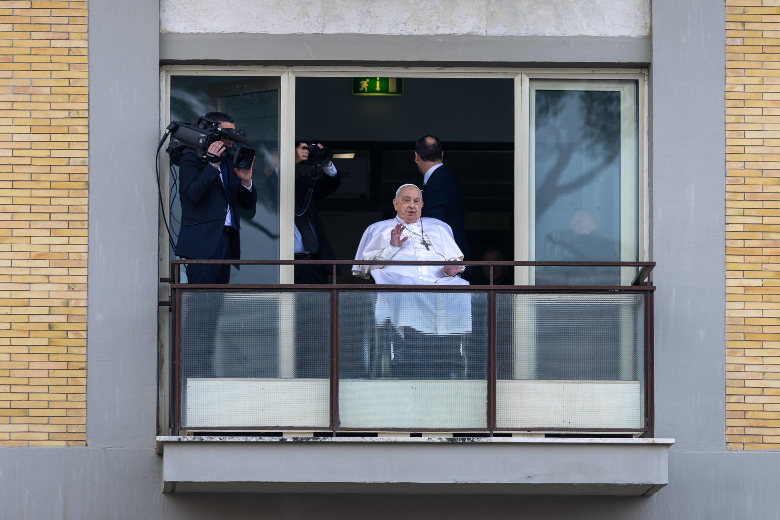 Papst Franziskus zeigt sich der Öffentlichkeit