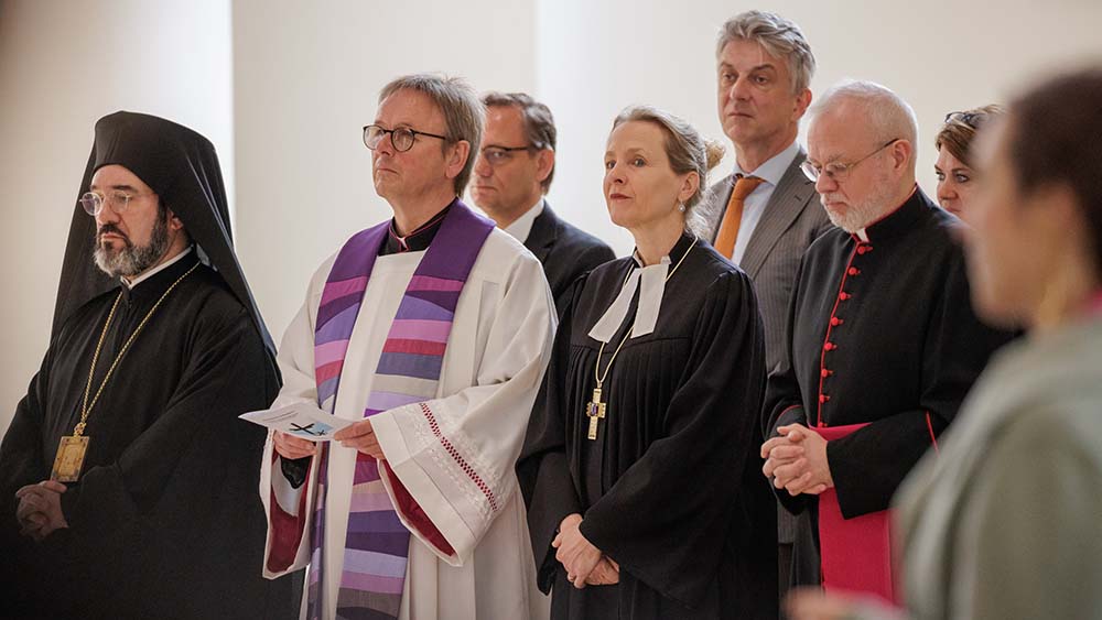 Anne Gidion (rechts), Bevollmächtigte des Rates der Evangelischen Kirche in Deutschland (EKD), nimmt zusammen mit weiteren Kirchenvertretern am ökumenischen Gottesdienst vor der konstituierenden Sitzung des neuen Bundestags teil. Im Interview äußerte sie sich zur Bedeutung des neuen Koalitionsvertrags und den kirchlichen Themen, die darin behandelt werden