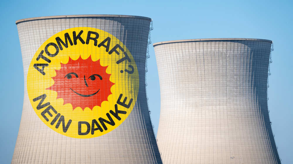 Im Frühjahr 1975 entwarf die Dänin Anne Lund das Anti-Atom-Logo. Es wird in den Folgejahren in rund 60 Sprachen übersetzt und auf Ansteckern und Aufklebern, auf Fahnen und T-Shirts millionenfach verbreitet.