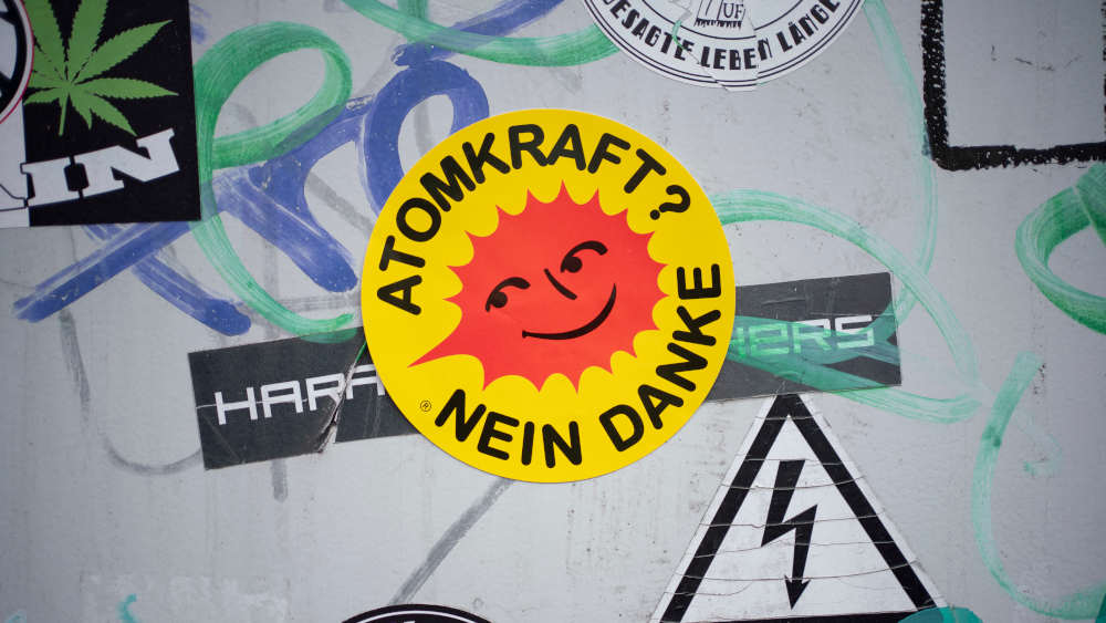 Aufkleber "Atomkraft? Nein Danke" aus den 70ern an einem Stromkasten. Zeigten früher in der Bundesrepublik Zehntausende die lachende Sonne als Sticker am Revers oder als Kleber auf dem Autoheck, ist sie heute nur noch selten im öffentlichen Raum zu sehen