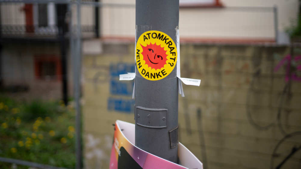 Aufkleber "Atomkraft? Nein Danke" aus den 70ern. Die daenische Studentin Anne Lund entwarf das Logo vor 50 Jahren.