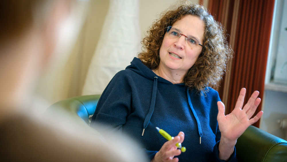 Christiane Joachim in einer Beratungssituation