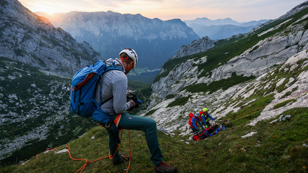 Einsatz am Abgrund: Die Doku ‚In höchster Not‘ zeigt, wie Bergretter unter extremen Bedingungen Leben retten – mitten in der majestätischen Alpenkulisse