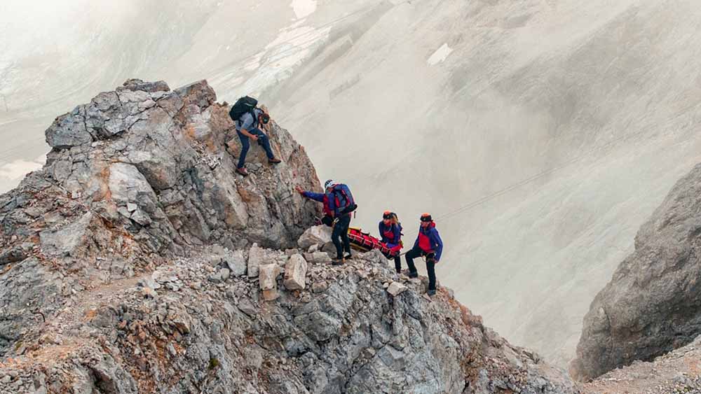 Zwischen Fels und Verantwortung: Wenn jede Sekunde zählt, riskieren Bergretter ihr Leben – und die Kamera ist hautnah dabei