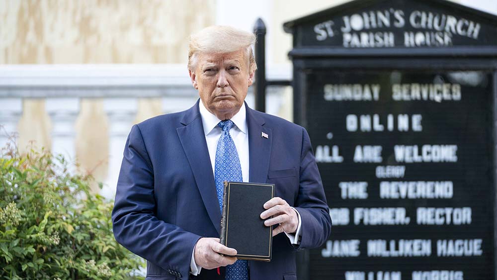 Gern zeigt sich Donald Trump mit einer Bibel, wie hier im Juni 2020