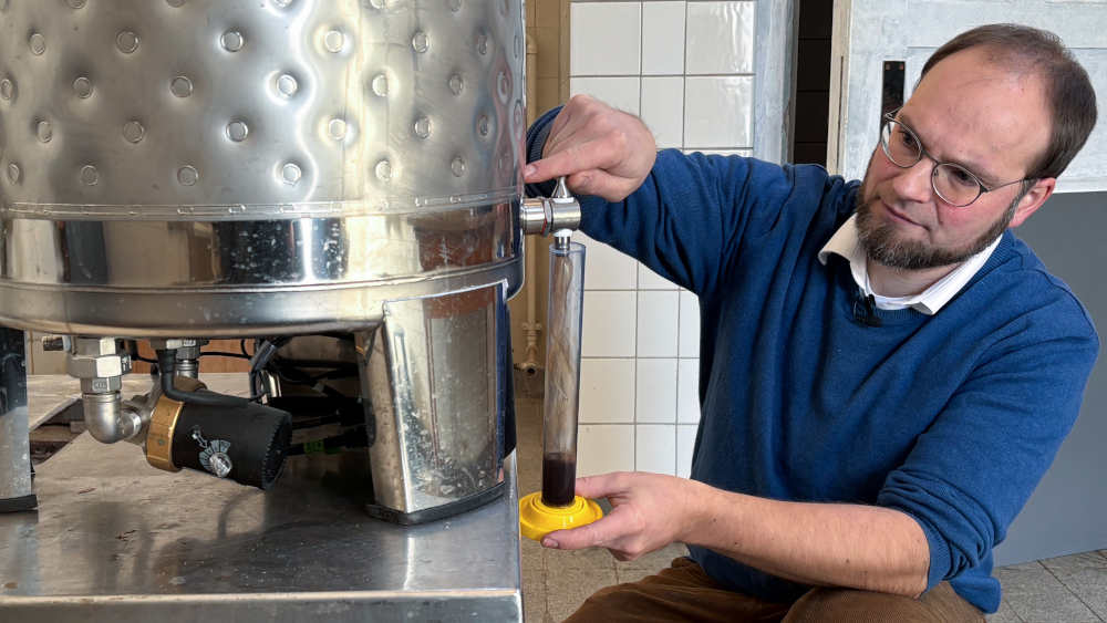Gemeindepfarrer Sebastian Schmauder in seiner Braustube, im ehemaligen Schlachthaus in Lichtenstein-Holzelfingen bei Reutlingen