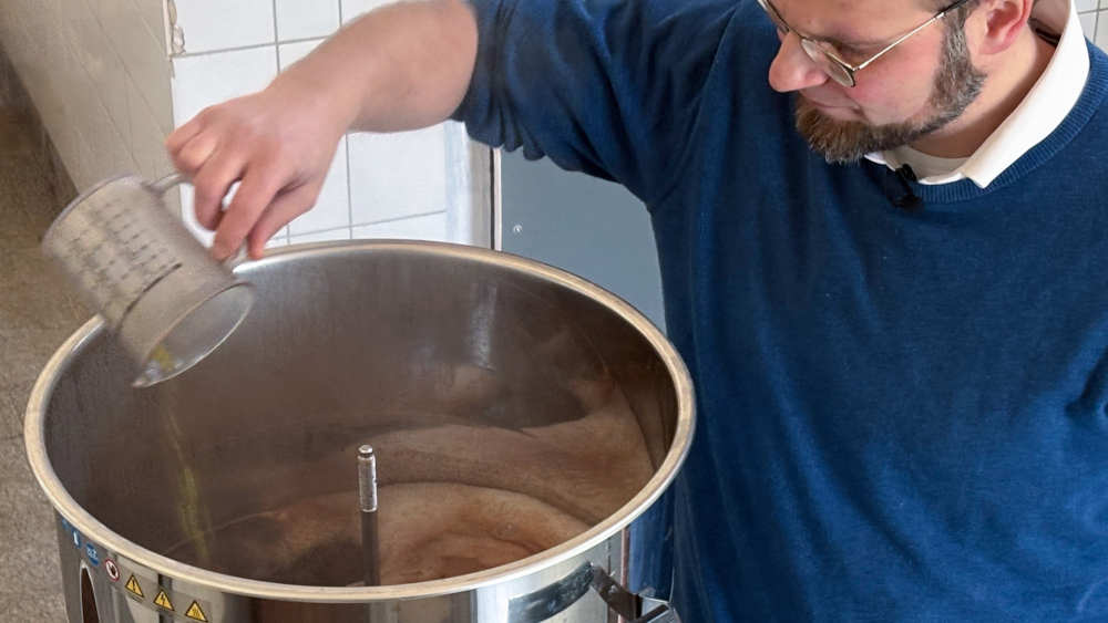 Hopfen und Malz - Gott erhalt's" - das ist ein Gebet, das auch dem evangelischen Pfarrer Sebastian Schmauder auf den Lippen liegt. Hier beim Bierbrauen in seiner Braustube