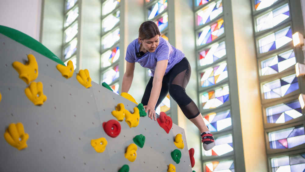 In der ehemaligen katholischen Kirche St. Michael in Bad Orb kann ab sofort geklettert werden