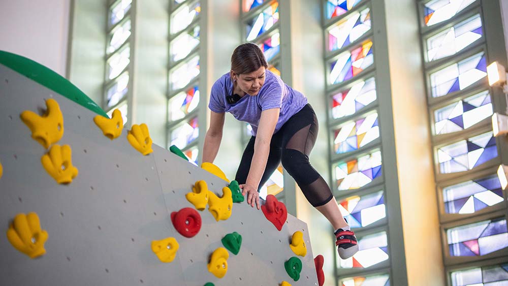 Bouldern in der ehemaligen Kirche St. Michael: Die Boulderchurch in Bad Orb kombiniert Klettern mit der Atmosphäre eines historischen Sakralraums