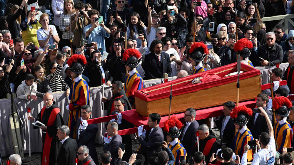 Image - Im schlichten Holzsarg: Papst Franziskus im Petersdom aufgebahrt