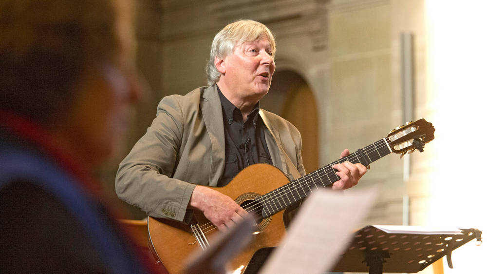 Der Mann mit der Gitarre: Seit 1977 prägt Fritz Baltruweit die Kirchentage mit seinen Liedern