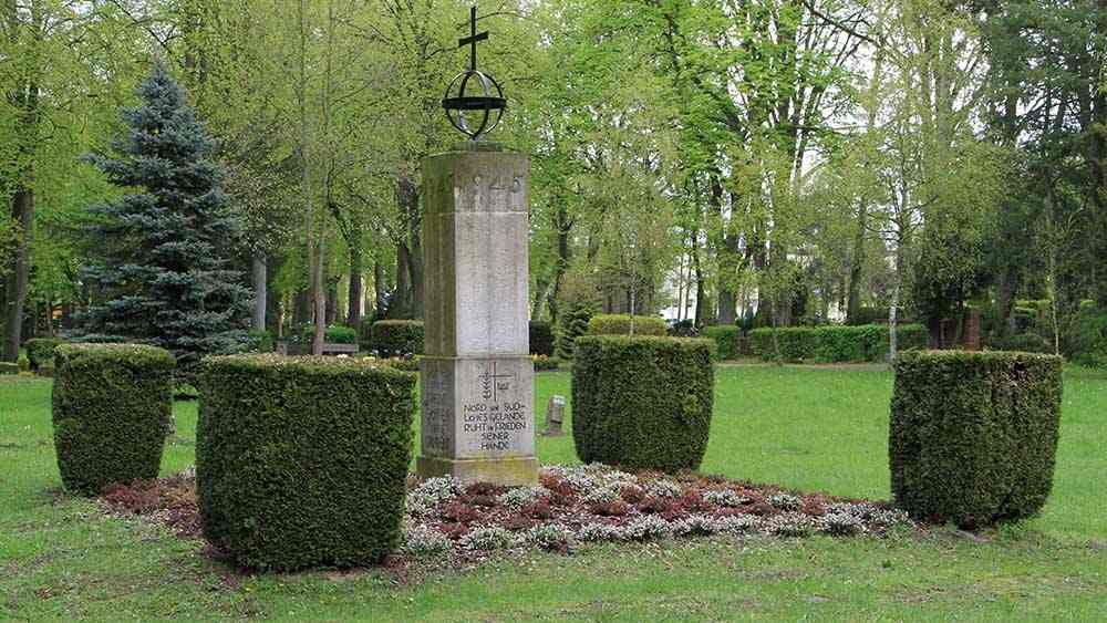 Auf dem Friedhof Demmin erinnert ein Gedenkstein an den Massensuizid