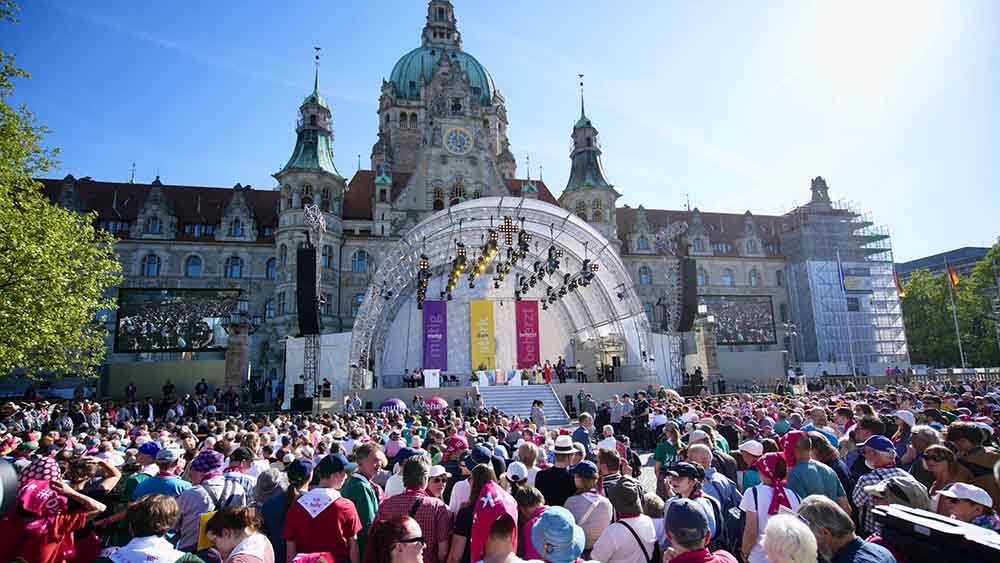 Tausende sind zum Eröffnungsgottesdienst am Neuen Rathaus gekommen
