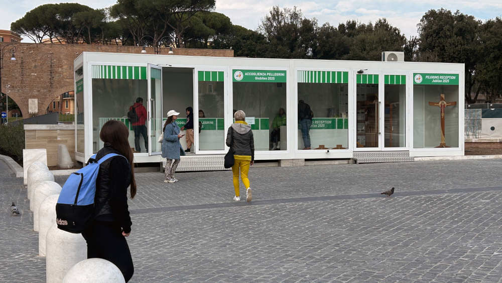 Pilgerbüro an der Piazza Pia: Die Karwoche und Ostern sind ein Besucher-Höhepunkt. Die Pilger hoffen auf Erlass ihrer Sünden