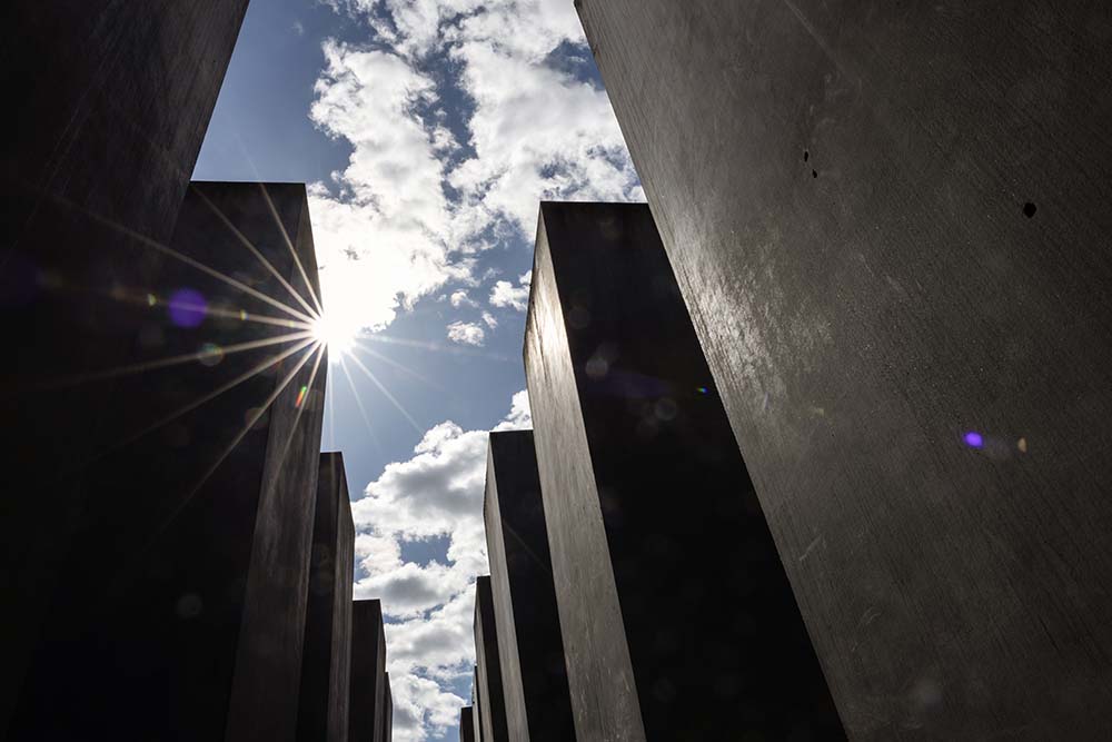 Seit 20 Jahren erinnert das Holocaust-Mahnmal nahe dem Brandenburger Tor mit seinem Stelenfeld an die Opfer der Schoah – ein Ort des Gedenkens und der Debatte