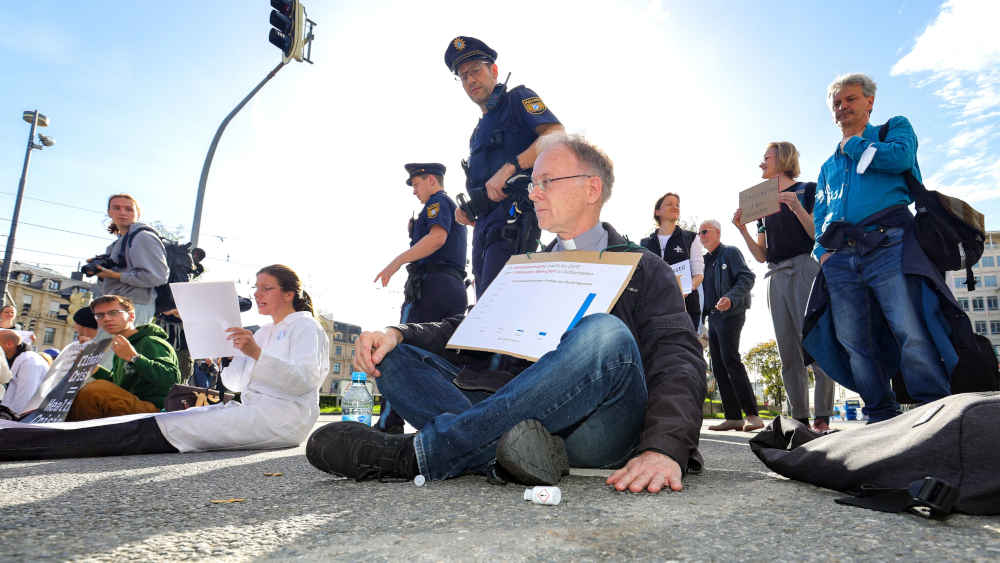 Der Nürnberger Jesuitenpater Jörg Alt nahm an einer Klima-Protestaktion in München teil (Archivbild)