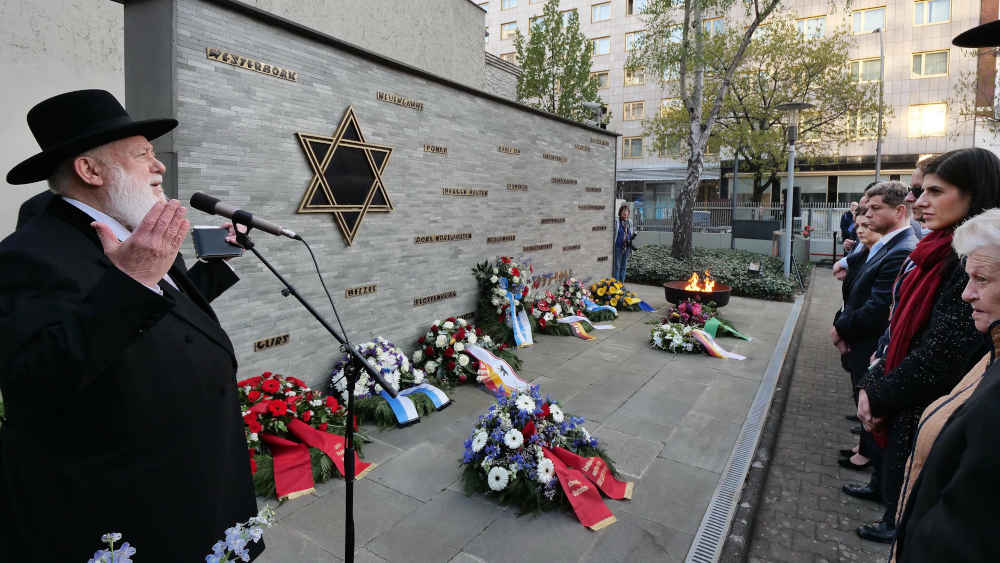Gedenkveranstaltung anläßlich Jom Haschoa vor dem Gemeindehaus in der Fasanenstraße Berlin (Archivbild)