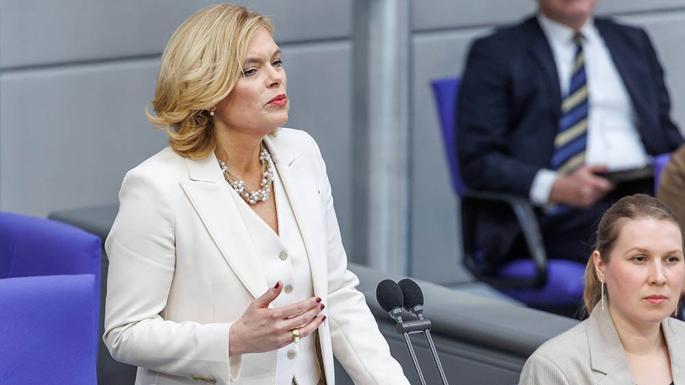 Julia Klöckner (CDU) bei einer Rede im Bundestag – auf dem Kirchentag stellt sie sich der Debatte über die Rolle der Kirche in der Gesellschaft