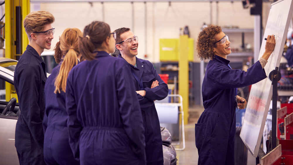 Die Bertelsmann Stiftung warnt: Viele Schüler mit niedrigem Bildungsniveau wollen nach der Schule direkt arbeiten. Dadurch drohe die Quote an Ungelernten weiter zu steigen (Archivbild)
