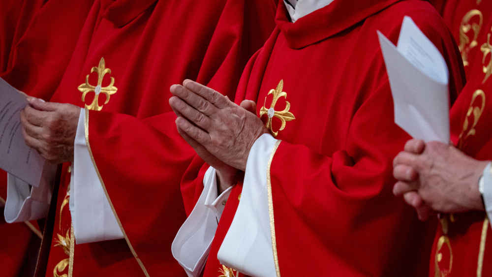 Kardinäle nehmen mit zum Gebet gefalteten Händen an der sechsten Novendiatenmesse in der Vatikanstadt teil