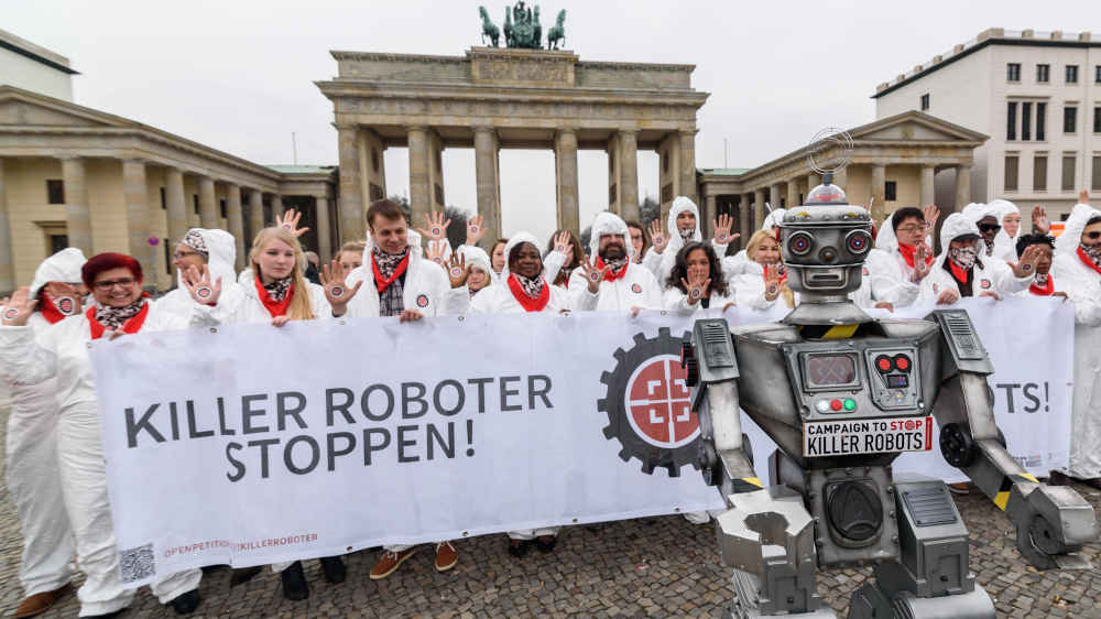 Protestaktion für ein Verbot autonomer Waffensysteme vor dem Brandenburger Tor (Archivbild)