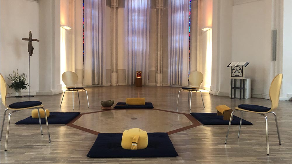 Der Innenraum der Kirche ist hell und konzentriert gestaltet.