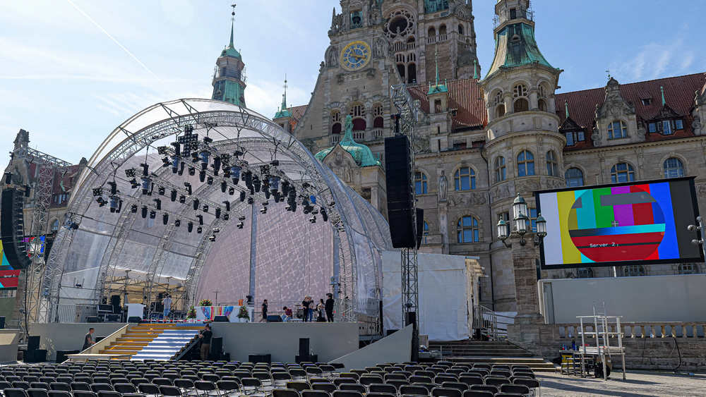 Die Bühne vor dem Rathaus ist bereit für den Auftakt zum Kirchentag