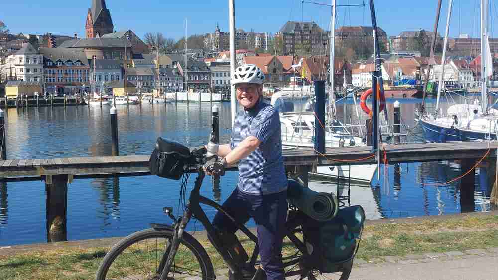 Startklar: Petra Hansen mit ihrem Fahrrad an der Flensburger Förde