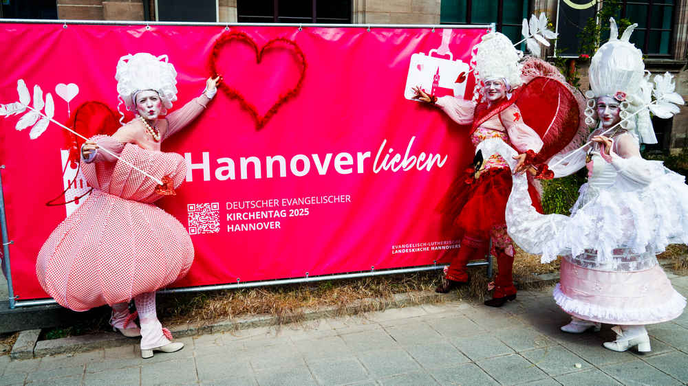 Unter dem Leitwort «mutig - stark - beherzt» sind beim Kirchentag bis Sonntag rund 1.500 Veranstaltungen zu Glaubensfragen und gesellschaftlichen Themen wie Frieden, Klimaschutz und Rechtsextremismus geplant