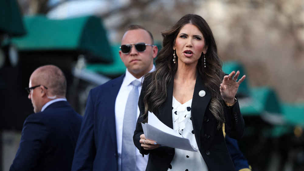 Heimatschutzministerin Kristi Noem warnte in einem berüchtigten Hochsicherheitsgefängnis in El Salvador Menschen, die illegal in die USA einreisen wollen