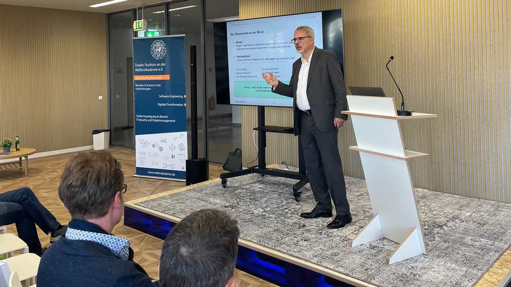 Karl Teille wirbt für den Einsatz Künstlicher Intelligenz, sieht aber auch Grenzen.