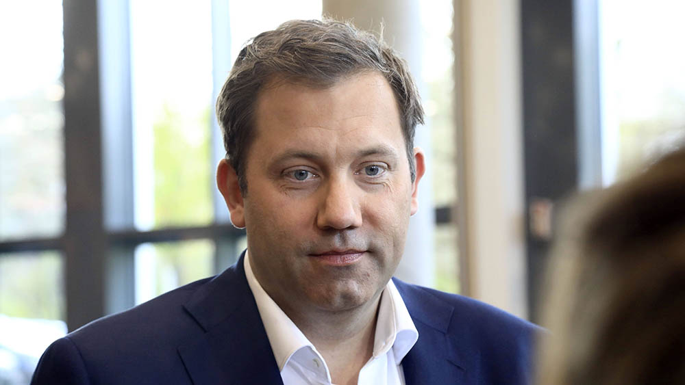 SPD-Chef Klingbeil stößt eine Debatte darüber an, wer in die Rentenkasse künftig einzahlen soll