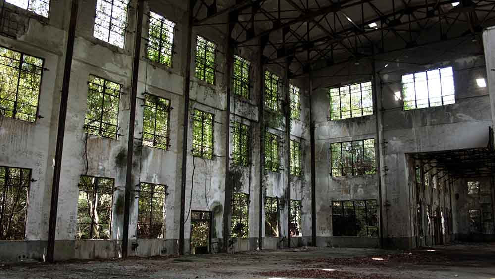 "Lost Places - Geheime Welten: Japans Militärdiktatur": Innenaufnahme des ehemaligen Elektrizitätswerks der Giftgasfabrik auf Ōkunoshima. Das ehemalige Werk ist leer und verwittert
