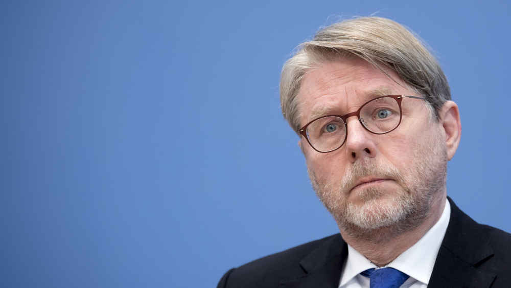 Äußerungen über die Abkehr des individuellen Asylrechts haben dem Präsidenten des Bundesamts für Migration und Flüchtlinge, Hans-Eckhard Sommer, eine Dienstaufsichtsbeschwerde von Sea-Watch eingehandelt